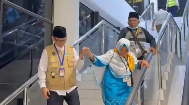 Kakanwil Kemenhaj Riau Sambut Langsung Kedatangan Jemaah Haji Kloter BTH-05