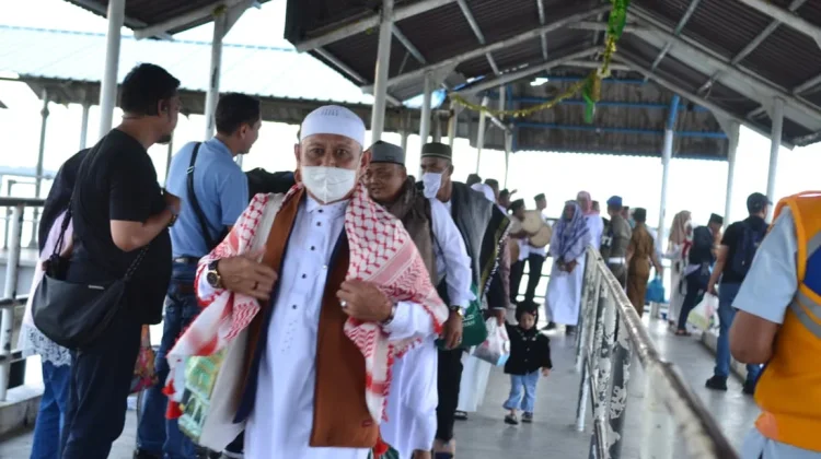 Suasana Haru Warnai Penyambutan Kedatangan Jamaah Haji Meranti