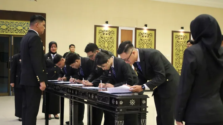 Kakanwil Kemenkum Riau Lantik 16 ASN Baru