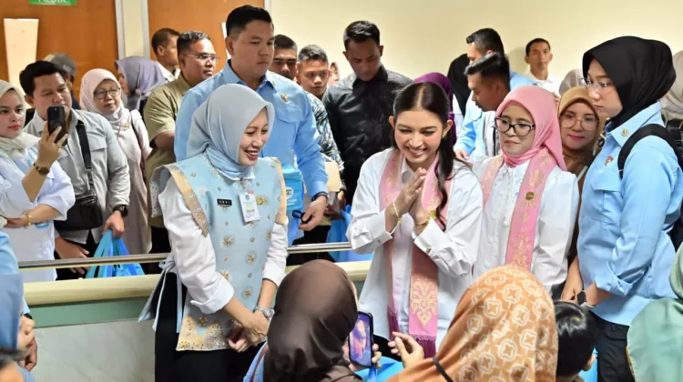 Selvi Gibran Kunjungi RSUD Arifin Achmad, Soroti Imunisasi Anak