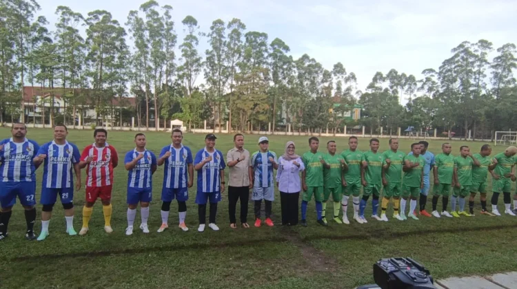 Eksibisi Sepak Bola Meriahkan HUT Pekanbaru ke-242 di Kecamatan Bukit Raya