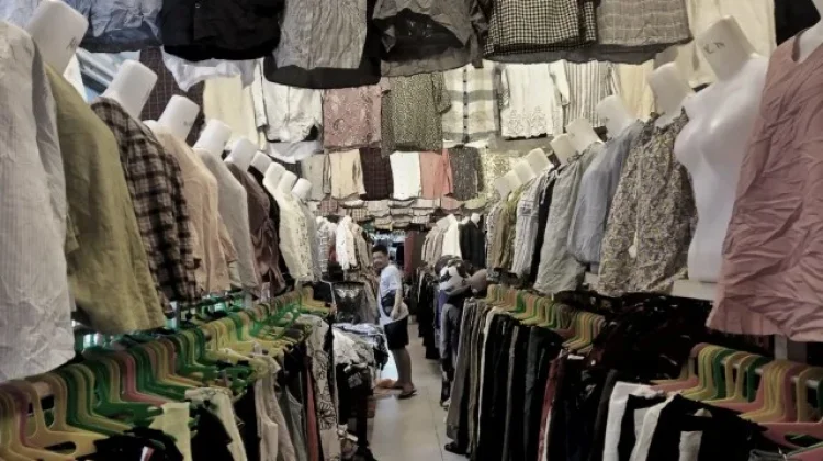 Baju Bekas atau Thrifting Jadi Idola Anak Muda