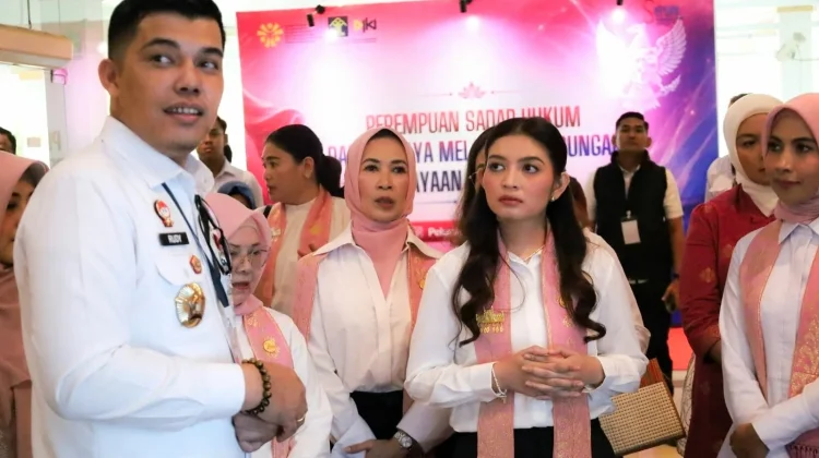Tinjau Pameran UMKM Binaan, Ibu Wapres Apresiasi UMKM Lokal dan Layanan Hukum