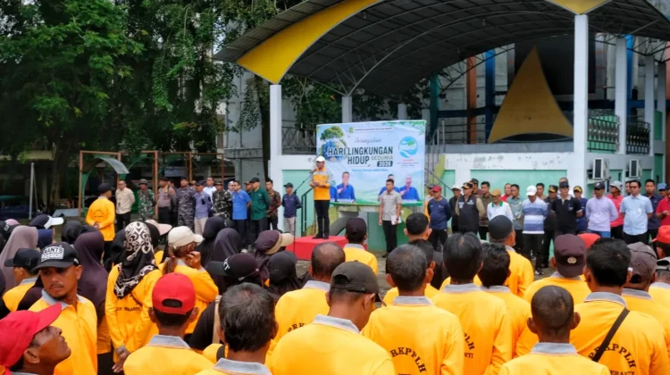 Kampanyekan Kebersihan Lingkungan, Wabup Muzamil Goro Bersama Warga