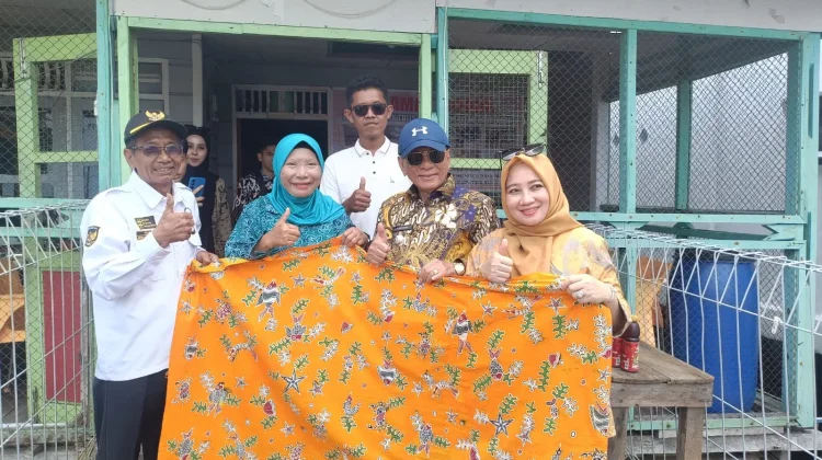 Bupati Rohil Borong Batik dan Produk Olahan Laut UMKM Penipahan