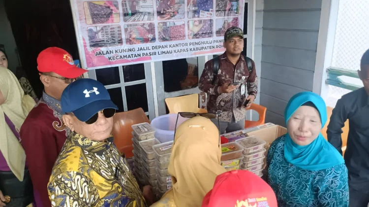 Bupati Rohil Borong Batik dan Produk Olahan Laut UMKM Penipahan