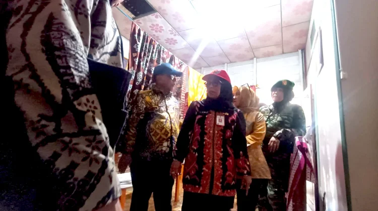 Bupati Rohil Borong Batik dan Produk Olahan Laut UMKM Penipahan