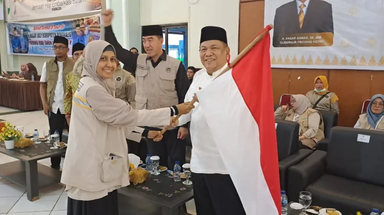 Plt Gubernur Riau Apresiasi Pelayanan Haji 1447 H saat Sambut Jemaah Kloter BTH 10