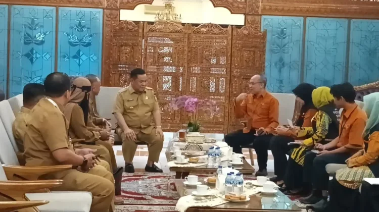 Jadi Orang Pertama di Data, Plt Gubri Imbau Masyarakat untuk Terima Petugas Sensus