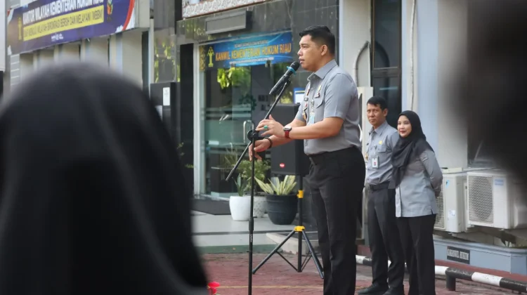 Kakanwil Kemenkum Riau Serahkan Penghargaan Pegawai Teladan