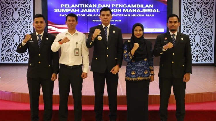 Kepala Kanwil Kemenkum Riau Lantik Lima Analis Kekayaan Intelektual