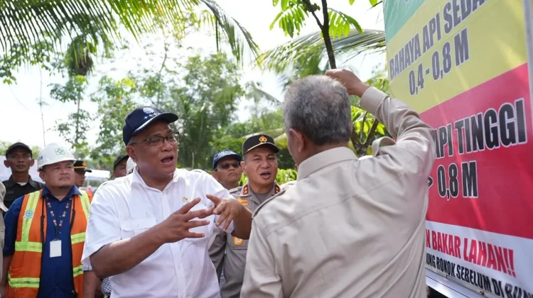Jaga Gambut Tetap Basah, Menteri LH Perkuat Sekat Kanal dan Ekologis di Pelalawan