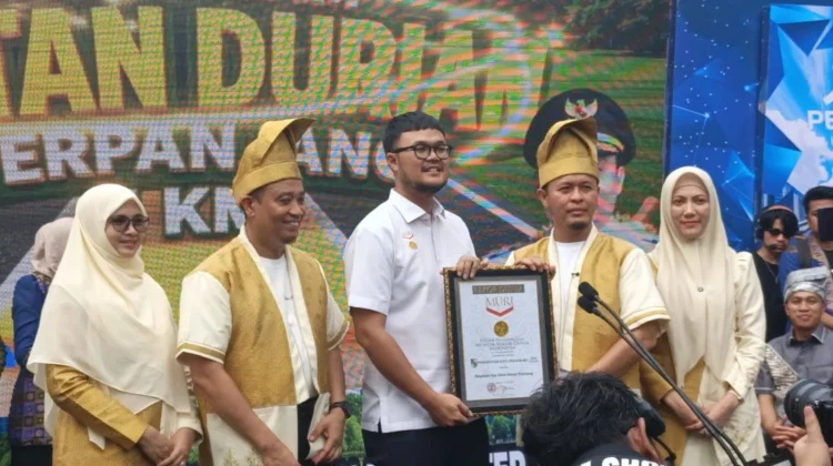 Kota Pekanbaru Raih Rekor MURI Kue Talam Durian 1 Km
