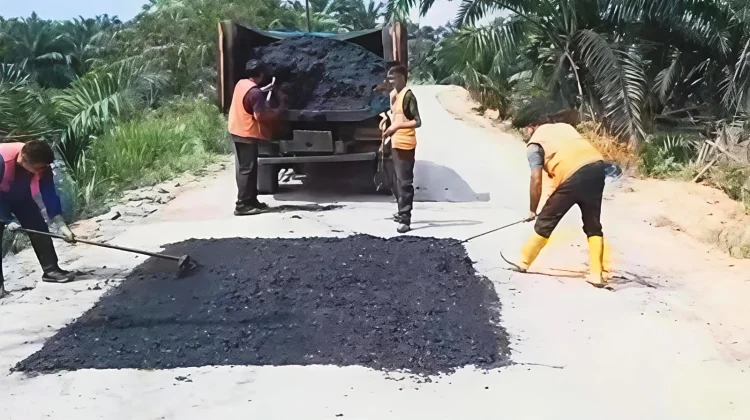 Pemprov Riau Percepat Perbaikan Jalan Simpang Perak