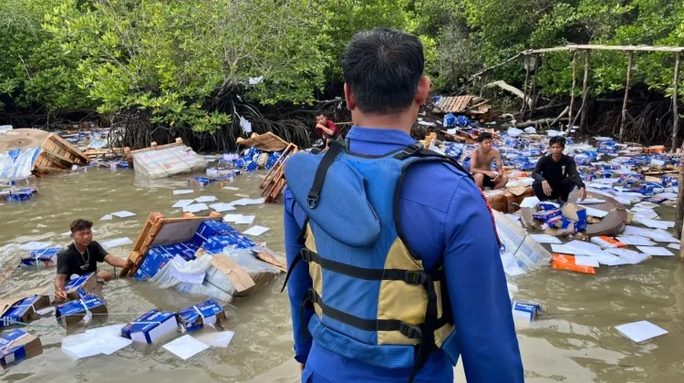 Kapal Bermuatan Kertas Tenggelam di Perairan Selat Rengit