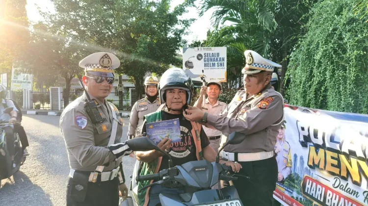 Polantas Riau Bagikan Helm SNI dalam Kampanye Keselamatan