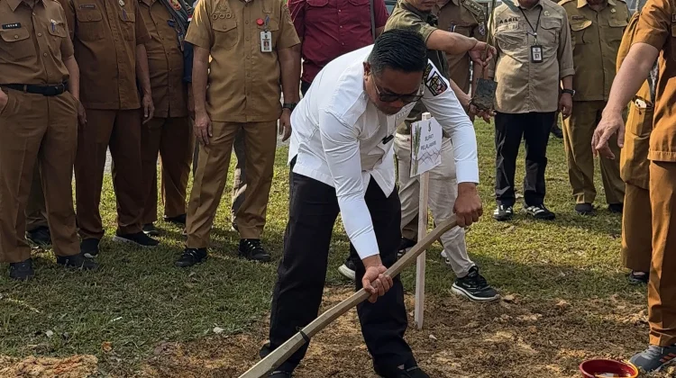 Bupati Pelalawan Pimpin Penanaman Bibit Pohon Aren di Pangkalan Kerinci
