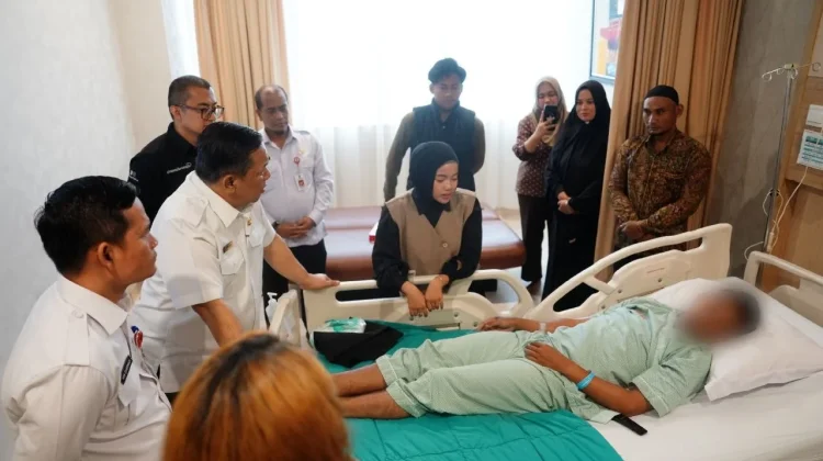 Plt Gubernur Riau Besuk Mahasiswa Korban Pemukulan OTK saat Aksi Demo di DPRD