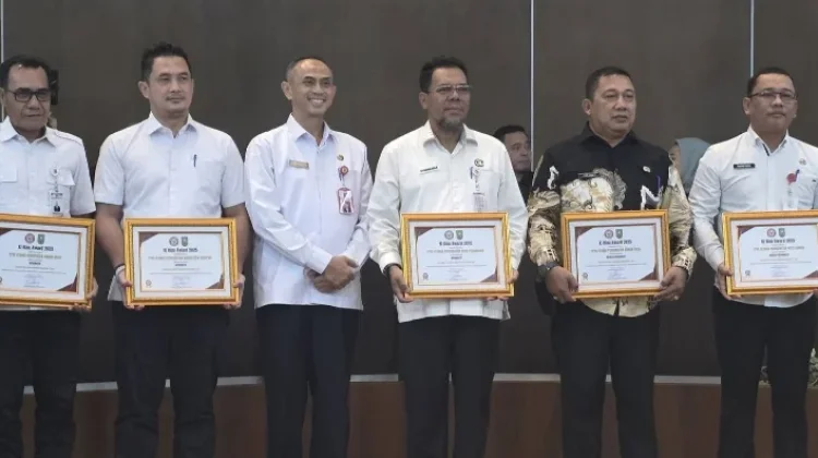 Pemko Pekanbaru Pertahankan Predikat Informatif di KI Riau Award 2025