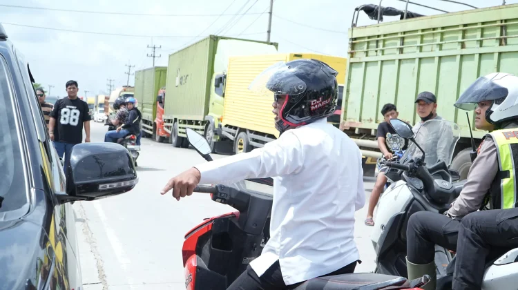 Tinjau Kemacetan di KM 83, Bupati Pelalawan Zukri Minta  Perbaikan Jalan Dihentikan