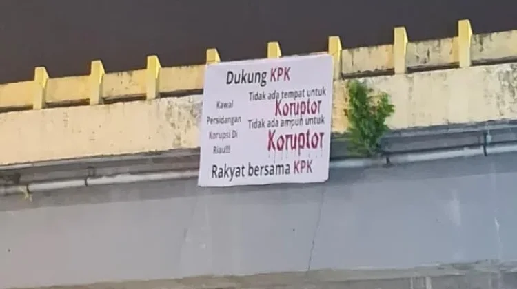 Spanduk Dukungan untuk KPK Terkait Sidang Kasus Abdul Wahid CS Muncul di Pekanbaru
