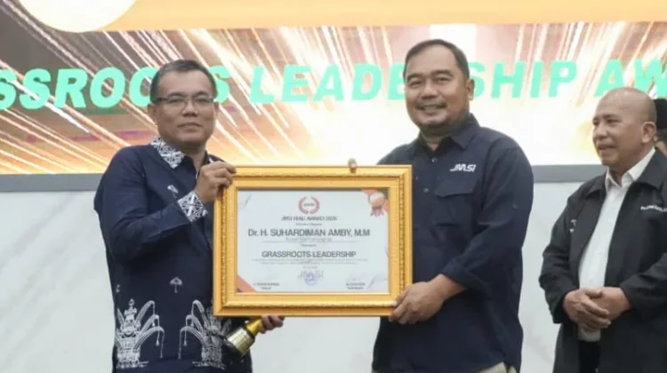 Bupati Kuansing Raih Grassroots Leadership