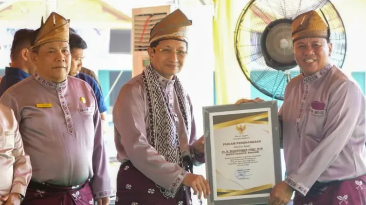 Bupati Kuansing Raih Dua Penghargaan Dari Menteri Agama RI
