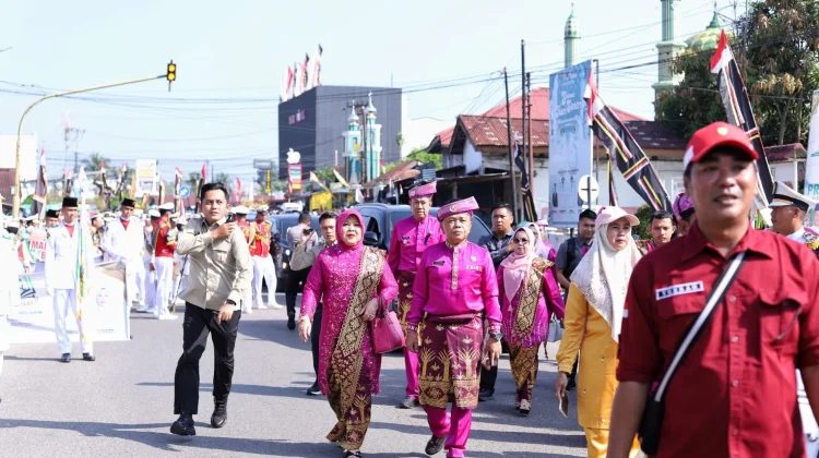 Bupati Asmar dan Wabup Muzammil Hadiri Pelepasan Pawai Ta'aruf MTQ ke-44 Riau