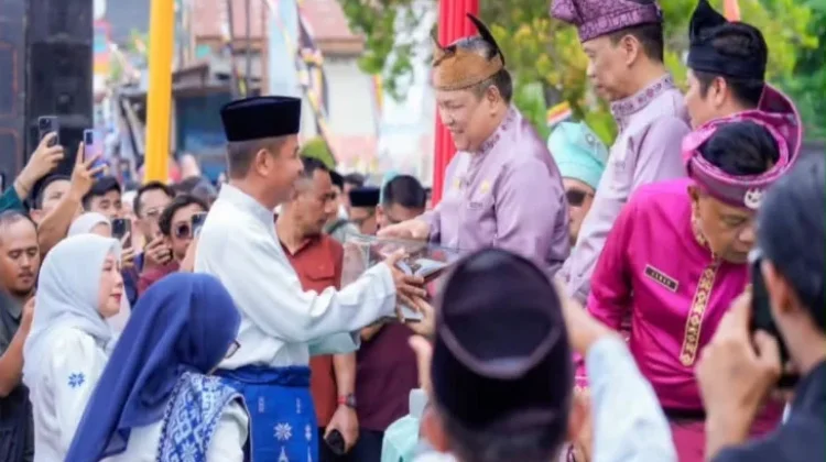 Kabupaten Kampar Tampilkan Simbol Religi di Pawai Ta'aruf MTQ Riau