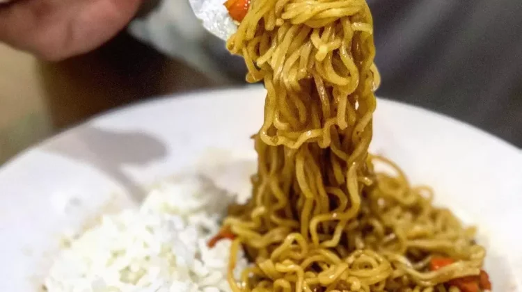 Makan Mi Berlebihan bisa Bikin Gemuk