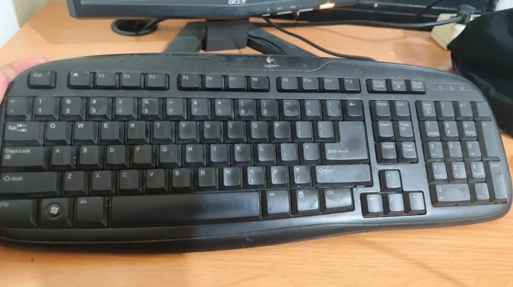 Jangan Abaikan, Keyboard Komputer juga Perlu Dibersihkan