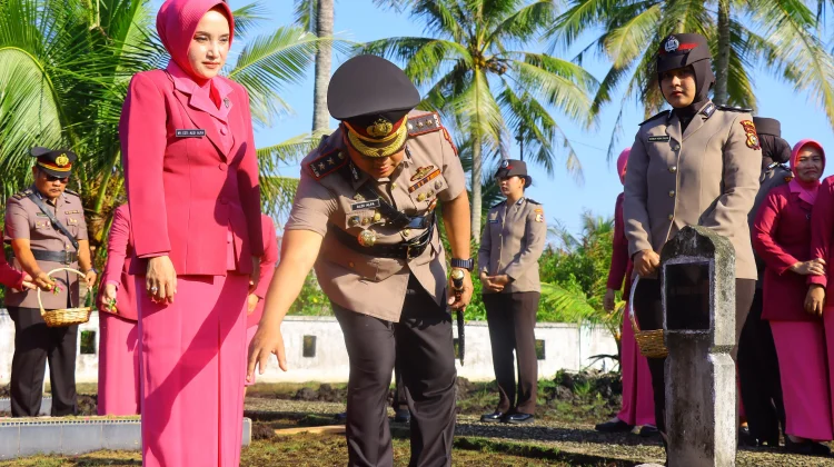 Sambut HUT Bhayangkara, Kapolres Meranti Pimpin Ziarah dan Tabur Bunga di TMP