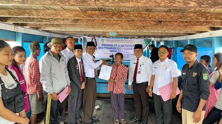 Gelar Perekaman di Laut, Warga Nerlang Akhirnya Miliki KTP-el dan Akta Nikah