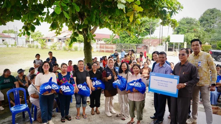 BRI Peduli Salurkan 500 Paket Sembako kepada Jemaat Tiga Gereja di Pekanbaru