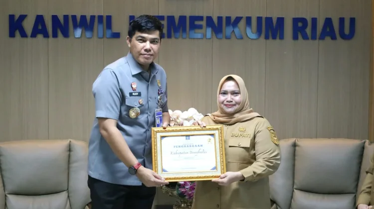Kakanwil Kemenkum Riau Serahkan Penghargaan JDIH Terbaik II ke Bupati Bengkalis