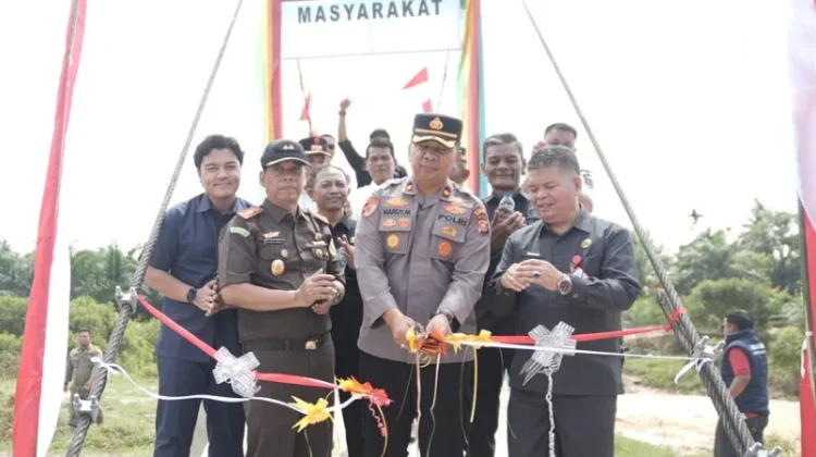 Kapolri Resmikan Jembatan Merah Putih Presisi  di Desa Jaya Kopah Kuansing