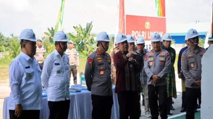 Bersama Kapolri, Bupati Kampar Lepas Distribusi 80 Ton Pupuk Batu Bara untuk Poktan