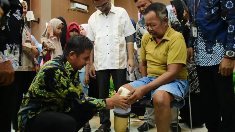 Bupati Kampar Serahkan Bantuan Disabilitas dan ATENSI