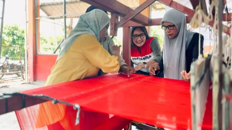 Merajut Kembali Mimpi yang Hanyut: Kisah Pengrajin Tenun Bangkit Bersama PHR