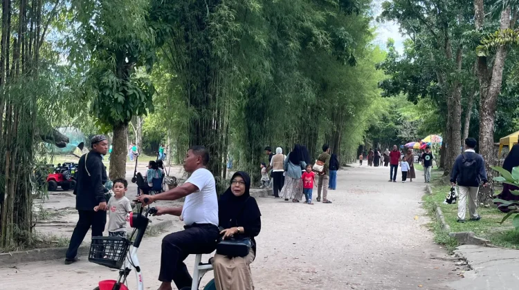Libur Sekolah, Kasang Kulim Zoo Diserbu Wisatawan
