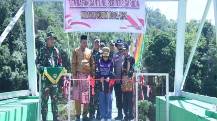 Wabup Kampar Resmikan Jembatan Gantung Perintis Garuda Bantuan Presiden RI