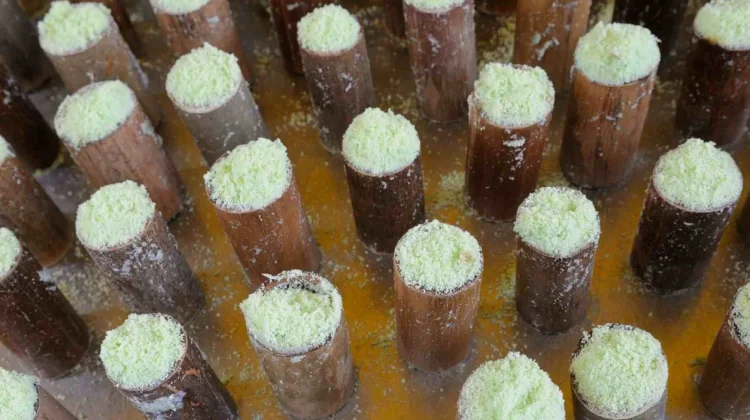 Jajanan Tradisional Putu Bambu  Masih Digemari di Rokan Hilir