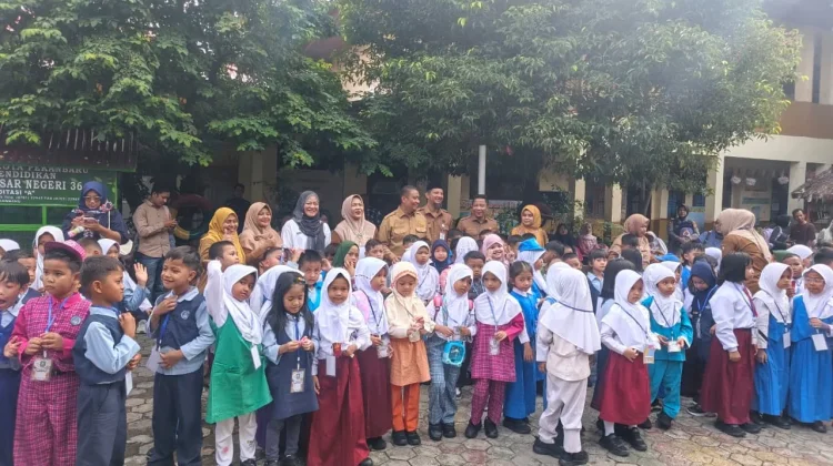 Hari Pertama Sekolah, Pemko Pekanbaru Kampanyekan Ayah Antar Anak
