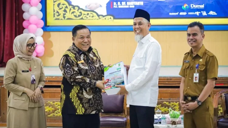 Plt Gubri SF Hariyanto Serahkan Data Tunggakan kepada Wako Paisal
