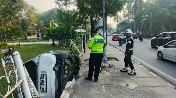 Diduga Microsleep, Pengemudi Honda Brio Tabrak Tiang CCTV Jalan Sudirman
