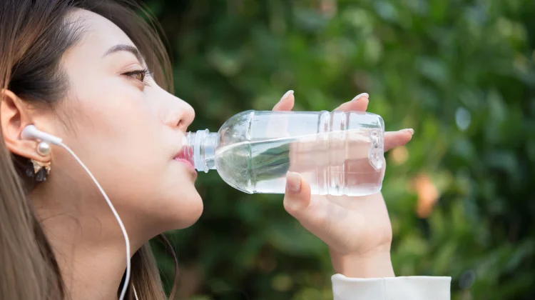 Posisi Minum Paling Sehat Bagi Tubuh