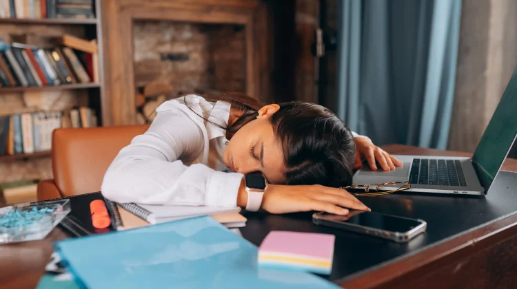 Tidur saat Jam Kerja: Pelanggaran Disiplin dan Etika Profesional