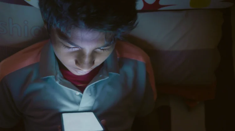 Bahaya Revenge Bedtime Procrastination atau Sengaja Begadang demi Main HP