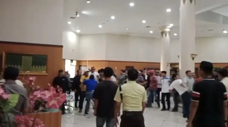 Polisi Selidiki Keributan di Kantor DPRD Riau