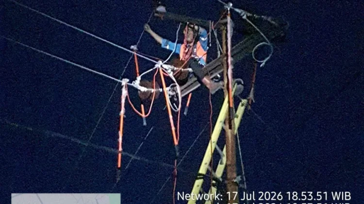 Listrik di Selatpanjang Blackout akibat Tiang Listrik Tumbang.